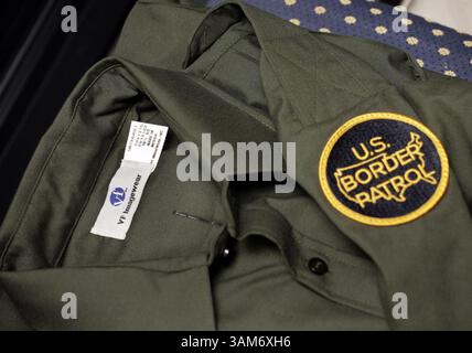 27 novembre 2005 - É.-U. - KRT US NEWS STAND ALONE PHOTO SLUGGED : BORDERPATROL KRT PHOTO PAR YURI GRIPAS/KRT (novembre 30) Une chemise de la patrouille frontalière américaine fabriquée au Mexique est exposée à Washington, D.C. le 26 novembre 2005. (lde) 2005 (crédit image : © Yuri Gripas/mct/ZUMAPRESS.com) Banque D'Images
