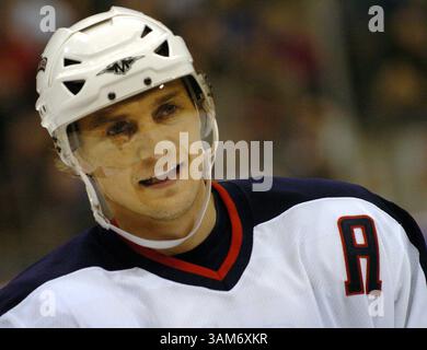 30 NOVEMBRE 2005 - ÉTATS-UNIS - KRT SPORT STORY SLUGGED : HKN-BLUEJACKETS-WILD KRT PHOTOGRAPHIE PAR CHRIS POLYDOROFF/ST. PAUL PIONEER PRESS (NOVEMBRE 30) ST. PAUL, MN -- le centre des Blue Jackets de Columbus Sergei Fedorov, jouant dans son 1000e match, sourit alors qu'il sort de la glace après une aide dans le premier but de son équipe contre le Wild du Minnesota le 30 novembre 2005 au Xcel Energy Center à Paul, Minnesota. (cdm) 2005 (crédit image : © Chris Polydoroff/mct/ZUMAPRESS.com) Banque D'Images