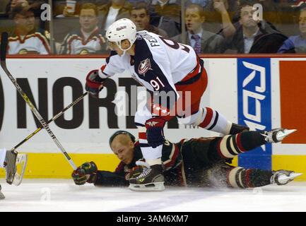 30 NOVEMBRE 2005 - ÉTATS-UNIS - KRT SPORT STORY SLUGGED : HKN-BLUEJACKETS-WILD KRT PHOTOGRAPHIE PAR CHRIS POLYDOROFF/ST. PAUL PIONEER PRESS (NOVEMBRE 30) ST. PAUL, MN -- L'ailier sauvage du Minnesota Stéphane Veilleux se fait marteler par les Blue Jackets de Columbus Sergei Fedorov, qui a joué dans son 1000e match, le 30 novembre 2005 au Xcel Energy Center à mis Paul, Minnesota. (cdm) 2005 (crédit image : © Chris Polydoroff/mct/ZUMAPRESS.com) Banque D'Images