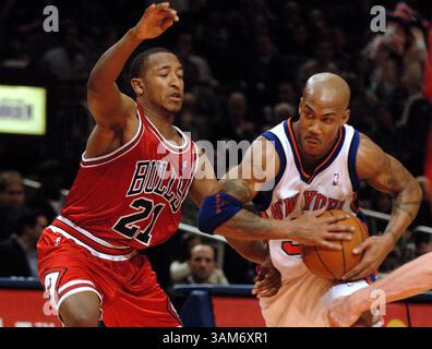 30 novembre 2005 - États-Unis - KRT SPORT STORY SLUGGED : BKN-BULLS-KNICKS KRT PHOTOGRAPHIE PAR J. CONRAD WILLIAMS JR/NEWSDAY (NEW YORK CITY OUT) (novembre 30) NEW YORK, NY -- le garde des Bulls de Chicago Chris Duhon (21 ans) tente d'empêcher Stephon Marbury des Knicks de New York d'aller au panier au deuxième quart-temps. Les Knicks battent les Bulls, 109-101, au Madison Square Garden à New York, le mercredi 30 novembre 2005. (cdm) 2005 (crédit image : © J. Conrad Williams Jr/mct/ZUMAPRESS.com) Banque D'Images