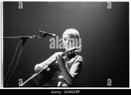 HAYWARD WINTERS, DUO FOLK, CONCERT, 1993 : une photographie rare de Trish Keenan dans le duo folk Hayward Winters jouant en soutien à Paul Weller au Cardiff St David’s Hall au pays de Galles, Royaume-Uni, le 12 novembre 1993. Photographie : Rob Watkins. INFO : ​Hayward Winters est un duo folk éphémère originaire de Birmingham, en Angleterre, formé au début des années 1990 par Trish Keenan et Jude Owens. James Cargill se joint plus tard à la basse. Keenan et Cargill ont lié plus de psychédélie des années 1960, menant à la formation de Broadcast en 1995. Tragiquement, Trish Keenan meurt d'une pneumonie en 2011 à l'âge de 42 ans. Banque D'Images