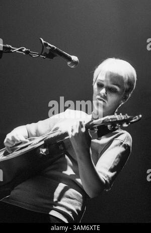 HAYWARD WINTERS, DUO FOLK, CONCERT, 1993 : une photographie rare de Trish Keenan dans le duo folk Hayward Winters jouant en soutien à Paul Weller au Cardiff St David’s Hall au pays de Galles, Royaume-Uni, le 12 novembre 1993. Photographie : Rob Watkins. INFO : ​Hayward Winters est un duo folk éphémère originaire de Birmingham, en Angleterre, formé au début des années 1990 par Trish Keenan et Jude Owens. James Cargill se joint plus tard à la basse. Keenan et Cargill ont lié plus de psychédélie des années 1960, menant à la formation de Broadcast en 1995. Tragiquement, Trish Keenan meurt d'une pneumonie en 2011 à l'âge de 42 ans. Banque D'Images