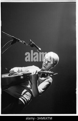 HAYWARD WINTERS, DUO FOLK, CONCERT, 1993 : une photographie rare de Trish Keenan dans le duo folk Hayward Winters jouant en soutien à Paul Weller au Cardiff St David’s Hall au pays de Galles, Royaume-Uni, le 12 novembre 1993. Photographie : Rob Watkins. INFO : ​Hayward Winters est un duo folk éphémère originaire de Birmingham, en Angleterre, formé au début des années 1990 par Trish Keenan et Jude Owens. James Cargill se joint plus tard à la basse. Keenan et Cargill ont lié plus de psychédélie des années 1960, menant à la formation de Broadcast en 1995. Tragiquement, Trish Keenan meurt d'une pneumonie en 2011 à l'âge de 42 ans. Banque D'Images