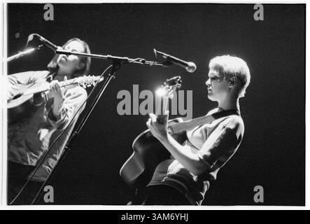 HAYWARD WINTERS, DUO FOLK, CONCERT, 1993 : une photographie rare de Trish Keenan (blonde) et Jude Owens dans le duo folk Hayward Winters jouant en soutien à Paul Weller au Cardiff St David’s Hall au pays de Galles, Royaume-Uni, le 12 novembre 1993. Photographie : Rob Watkins. INFO : ​Hayward Winters est un duo folk éphémère originaire de Birmingham, en Angleterre, formé au début des années 1990 par Trish Keenan et Jude Owens. James Cargill se joint plus tard à la basse. Keenan et Cargill ont lié plus de psychédélie des années 1960, menant à la formation de Broadcast en 1995. Tragiquement, Trish Keenan meurt d'une pneumonie en 2011 à l'âge de 42 ans. Banque D'Images