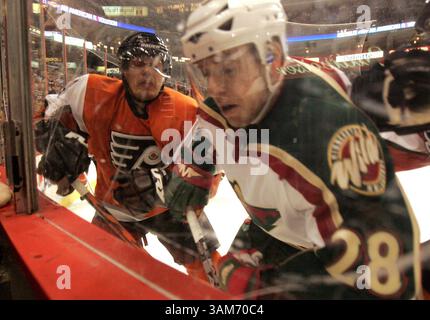 10 décembre 2005 - U.S. - KRT SPORT STORY SLUGGED : HKN-WILD-FLYERS KRT PHOTOGRAPHIE PAR JERRY LODRIGUSS/PHILADELPHIA INQUIRER (10 décembre) PHILADELPHIE, PA - Sami Kapanen (à gauche) des Flyers de Philadelphie se bat contre Todd White du Minnesota Wild le long des planches pour la rondelle pendant l'action du jeu. Les Flyers ont battu The Wild, 3-2, au Wachovia Center de Philadelphie, Pennsylvanie, samedi 10 décembre 2005. (cdm) 2005 (crédit image : © Jerry Lodriguss/mct/ZUMAPRESS.com) Banque D'Images