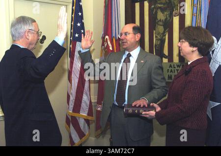 3 janvier 2006 - É.-U. - L'honorable Dr Donald C. Winter prête serment d'office en tant que 74e secrétaire de la Marine (SECNAV) lors d'une cérémonie tenue dans le bureau de la SECNAV au Pentagone, le 3 janvier 2006. Le secrétaire adjoint à la Défense (par intérim), l'honorable Gordon England, est parti, a prêté serment accompagné de l'épouse du secrétaire Winter Linda. (Craig P. Strawser/US Navy News Service/KRT) (image de crédit : © JOC Craig Strawser/mct/ZUMAPRESS.com) Banque D'Images