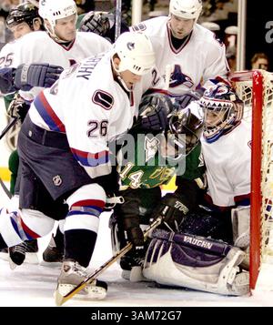 4 janvier 2006 - É.-U. - Stu Barnes des Stars de Dallas attire une foule sur une chance de marquer alors que les défenseurs des Canucks de Vancouver Steve McCarthy (26), Kevin Bieksa (25) et le gardien Alex Auld font échec à un but en première période. Les Stars ont battu les Canucks 3-1 au American Airlines Center, à Dallas, Texas, le mercredi 4 janvier, 2006. (Louis DeLuca/Dallas Morning News/KRT) (image crédit : © Louis Deluca/mct/ZUMAPRESS.com) Banque D'Images