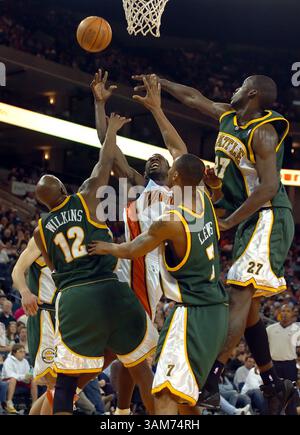 16 janvier 2006 - États-Unis - les guerriers de Golden State gardent Jason Richardson (23) se battent pour un rebond contre Seattle SuperSonics (de gauche à droite) Damien Wilkins (12), Rashard Lewis (7) et Johan Petro (27) au troisième quart-temps. Les Warriors battent les Sonics, 109-93, à l'Arena d'Oakland, Californie, le lundi 16 janvier 2006. (Jose Carlos Fajardo/Contra Costa Times/KRT) (image crédit : © Jose Carlos Fajardo/mct/ZUMAPRESS.com) Banque D'Images