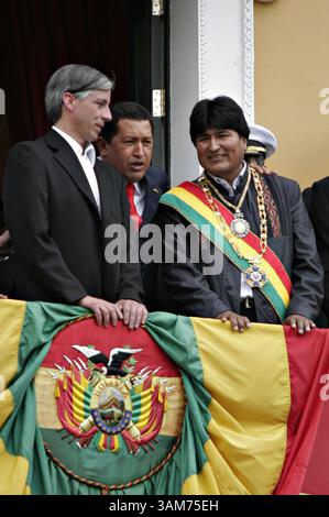 22 janvier 2006 - Etats-Unis - le vice-président bolivien (à gauche) Alvaro Garcia, le président du Venezuela Hugo Chavez (au centre) et le nouveau président bolivien Evo Morales se tiennent sur le balcon du Palais du gouvernement à la Paz, Bolivie, dimanche 22 janvier 2006. (Patricio Crooker/KRT) (image de crédit : © Patricio Crooker/mct/ZUMAPRESS.com) Banque D'Images