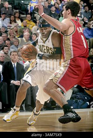 27 janvier 2006 - États-Unis - Stephen Jackson des Pacers de l'Indiana passe devant Sasha Pavlovic des cavaliers de Cleveland en première mi-temps lors de la victoire des cavaliers 93-89 contre les Pacers au Conseco Fieldhouse à Cleveland, Ohio, vendredi 27 janvier 2006. (Kelly Wilkinson/Indianapolis Star/KRT) (image crédit : © Kelly Wilkinson/mct/ZUMAPRESS.com) Banque D'Images