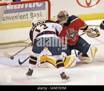 Feb 3, 2006 - États-Unis - Atlanta Thrashers aile gauche Vyacheslav Kozlov (13) obtient la rondelle devant le gardien des Panthers de Floride Roberto Luongo pour un score de deuxième période. Les Panthers ont battu les Thrashers, 5-2, au Bank Atlantic Center à Sunrise, Floride, vendredi 3 février 2006. (Joe Rimkus Jr/Miami Herald/KRT) (image crédit : © Joe Rimkus Jr/mct/ZUMAPRESS.com) Banque D'Images