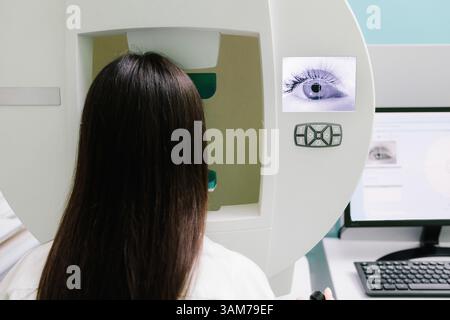 Test de champ visuel périmétrique pour mesurer toutes les zones de la vue, y compris la vision latérale ou périphérique. Test oculaire périmétrique pour le signe précoce du glaucome de Banque D'Images