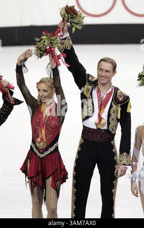 20 février 2006 - É.-U. - les médaillés d'or Tatiana Navka et Roman Kostomarov, de Russie, célèbrent sur le podium des médailles après avoir remporté la compétition de danse sur glace de patinage artistique à Palavela pendant les Jeux olympiques d'hiver lundi 20 février 2006 à Turin, Italie. (Gary Reyes/Mercury News/KRT) (image crédit : © Gary Reyes/mct/ZUMAPRESS.com) Banque D'Images