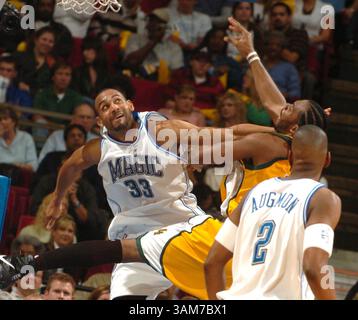 24 février 2006 - É.-U. - L'attaquant Grant Hill d'Orlando Magic entre en collision avec Chris Wilcox, le centre des Seattle SuperSonics, au TD Waterhouse Centre à Orlando, en Floride, le vendredi 24 février 2006. (Stephen M. Dowell/Orlando Sentinel/KRT) (crédit image : © Stephen M. Dowell/mct/ZUMAPRESS.com) Banque D'Images