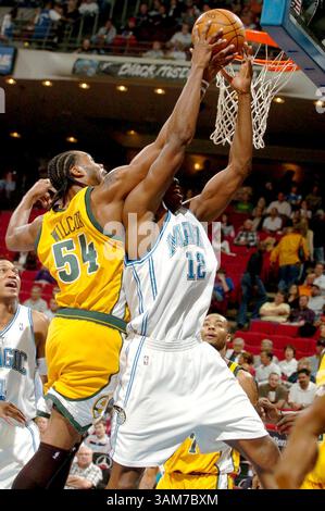 24 février 2006 - É.-U. - L'attaquant d'Orlando Magic, Dwight Howard, est faussé par Chris Wilcox, le centre des Seattle SuperSonics, au TD Waterhouse Centre à Orlando, en Floride, le vendredi 24 février 2006. (Stephen M. Dowell/Orlando Sentinel/KRT) (crédit image : © Stephen M. Dowell/mct/ZUMAPRESS.com) Banque D'Images
