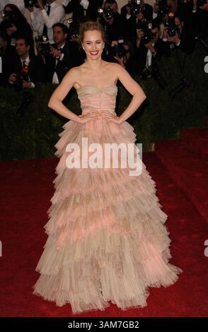 5 mai 2014 - New York City, NY, États-Unis - Suki Waterhouse arrive au Gala de l'Institut de costume Charles James : Beyond Fashion au Metropolitan Museum of Art le 5 mai 2014 à New York (crédit image : © Kristin Callahan/Ace Pictures/ZUMAPRESS.com) Banque D'Images