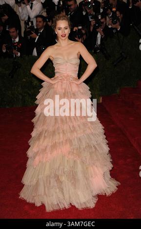 5 mai 2014 - New York City, NY, États-Unis - Suki Waterhouse arrive au Gala de l'Institut de costume Charles James : Beyond Fashion au Metropolitan Museum of Art le 5 mai 2014 à New York (crédit image : © Kristin Callahan/Ace Pictures/ZUMAPRESS.com) Banque D'Images