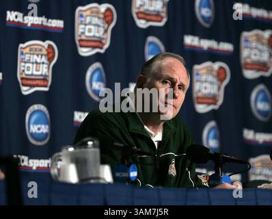 30 mars 2006 - États-Unis - George Mason entraîneur Jim Larranaga pendant la conférence de presse de l'entraîneur tenue après l'entraînement, vendredi 31 mars 2006, au RCA Dome à Indianapolis, Indiana. Les Patriots de George Mason affrontent les Gators de Floride samedi 1er avril dans le premier match du final four. (Mark Cornelison/Lexington Herald-leader/KRT) (image crédit : © Mark Cornelison/mct/ZUMAPRESS.com) Banque D'Images