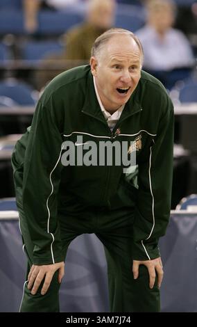 30 mars 2006 - É.-U. - Jim Larranaga, entraîneur de George Mason, se rend au tribunal pour l'entraînement, vendredi 31 mars 2006, à Indianapolis, Indiana. Les Patriots de George Mason affrontent les Gators de Floride dans le premier match du final four, qui débute le samedi 1er avril à 18h07 HE. (Mark Cornelison/Lexington Herald-leader/KRT) (image crédit : © Mark Cornelison/mct/ZUMAPRESS.com) Banque D'Images