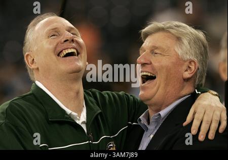 30 mars 2006 - É.-U. - Jim Larranaga, entraîneur de George Mason, à gauche, rit avec Tom O'Connor, vice-président adjoint de George Mason, directeur de l'athlétisme, lors des entraînements, vendredi 31 mars 2006, à Indianapolis, Indiana. Les Patriots de George Mason affrontent les Gators de Floride dans le premier match du final four, qui débute le samedi 1er avril à 18h07 HE. (Mark Cornelison/Lexington Herald-leader/KRT) (image crédit : © Mark Cornelison/mct/ZUMAPRESS.com) Banque D'Images