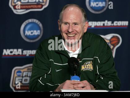 30 mars 2006 - États-Unis - George Mason entraîneur Jim Larranaga pendant la conférence de presse de l'entraîneur tenue après l'entraînement, vendredi 31 mars 2006, au RCA Dome à Indianapolis, Indiana. Les Patriots de George Mason affrontent les Gators de Floride samedi 1er avril dans le premier match du final four. (Mark Cornelison/Lexington Herald-leader/KRT) (image crédit : © Mark Cornelison/mct/ZUMAPRESS.com) Banque D'Images