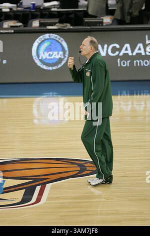 31 mars 2006 - É.-U. - Jim Larranaga, entraîneur des Patriots de George Mason, se rend au tribunal pour l'entraînement, vendredi 31 mars 2006, à Indianapolis, Indiana. George Mason affronte les Florida Gators dans le premier match du final four, qui débute le samedi 1er avril à 18h07 HE. (Harry E. Walker/KRT) (crédit image : © Harry E. Walker/mct/ZUMAPRESS.com) Banque D'Images