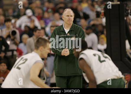 31 mars 2006 - É.-U. - Jim Larranaga, entraîneur des Patriots de George Mason, se rend au tribunal pour l'entraînement, vendredi 31 mars 2006, à Indianapolis, Indiana. George Mason affronte les Florida Gators dans le premier match du final four, qui débute le samedi 1er avril à 18h07 HE. (Mark Cornelison/Lexington Herald-leader/KRT) (image crédit : © Mark Cornelison/mct/ZUMAPRESS.com) Banque D'Images