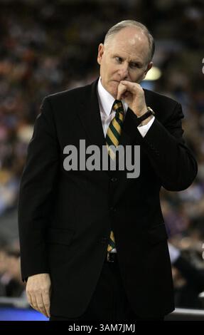 1er avril 2006 - É.-U. - George Mason entraîneur-chef Jim Larranaga en demi-finale du final four samedi 1er avril 2006 au RCA Dome à Indianapolis, Indiana. (Mark Cornelison/Lexington Herald-leader/KRT) (image crédit : © Mark Cornelison/mct/ZUMAPRESS.com) Banque D'Images