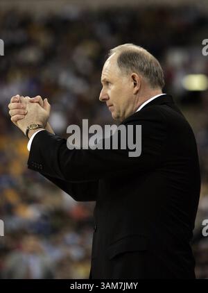 1er avril 2006 - É.-U. - George Mason entraîneur-chef Jim Larranaga en demi-finale du final four samedi 1er avril 2006 au RCA Dome à Indianapolis, Indiana. (Mark Cornelison/Lexington Herald-leader/KRT) (image crédit : © Mark Cornelison/mct/ZUMAPRESS.com) Banque D'Images