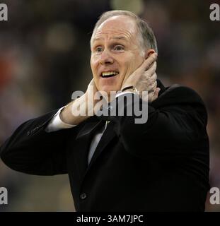 1er avril 2006 - É.-U. - George Mason entraîneur-chef Jim Larranaga en demi-finale du final four samedi 1er avril 2006 au RCA Dome à Indianapolis, Indiana. (Mark Cornelison/Lexington Herald-leader/KRT) (image crédit : © Mark Cornelison/mct/ZUMAPRESS.com) Banque D'Images