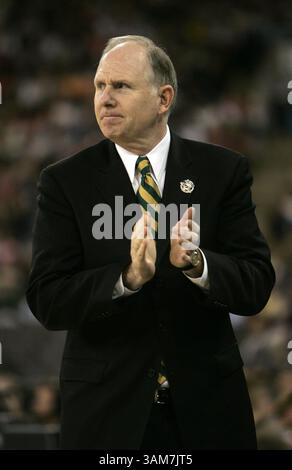 1er avril 2006 - É.-U. - George Mason entraîneur Jim Larranaga dans la première moitié du premier match du final four samedi 1er avril 2006 au RCA Dome à Indianapolis, Indiana. (Mark Cornelison/Lexington Herald-leader/KRT) (image crédit : © Mark Cornelison/mct/ZUMAPRESS.com) Banque D'Images
