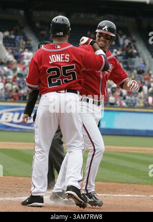 30 avril 2006 - États-Unis - Atlanta le joueur de droite Jeff Francoeur (7) célèbre avec son coéquipier Andruw Jones après avoir frappé un homer à deux manches en bas de la 6e manche de la victoire des Braves 8-5 sur les mets de New York à Turner Field, le 30 avril 2006 à Atlanta, Géorgie. (Bob Snow/Macon Telegraph/KRT) (crédit image : © Bob Snow/mct/ZUMAPRESS.com) Banque D'Images