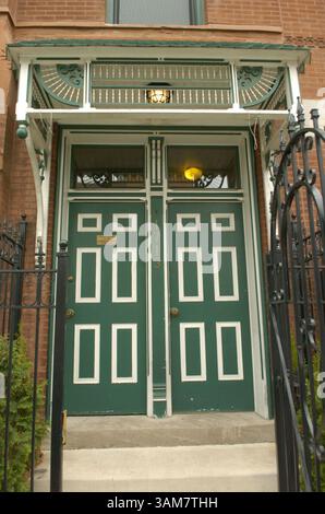 5 mai 2006 - États-Unis - la maison de Paul Van Halteran, consul honoraire de Belgique à Chicago, Illinois, est photographiée le 1er mai 2006, avec une petite pancarte sur la porte d'entrée qui indique ''Consul de Belgique''. (Charles Osgood/Chicago Tribune/KRT) (crédit image : © Charles Osgood/mct/ZUMAPRESS.com) Banque D'Images