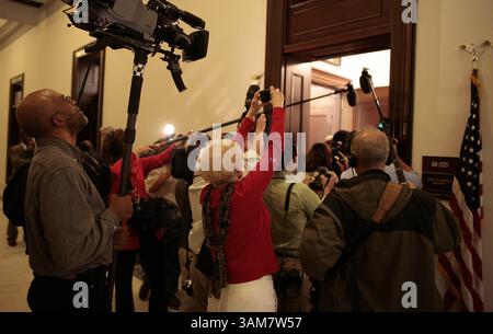 9 mai 2006 - États-Unis - Un touriste et les médias tentent d'apercevoir le génie de l'USAF Michael Hayden, directeur du candidat de la CIA, et le sénateur américain John Warner, R-va, sur Capitol Hill à Washington, mardi 9 mai 2006. (Chuck Kennedy/KRT) (crédit image : © Chuck Kennedy/mct/ZUMAPRESS.com) Banque D'Images