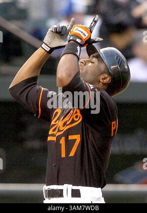 12 mai 2006 - États-Unis - Corey Patterson de Baltimore Orioles célèbre au plateau après son deuxième tour de course à domicile de trois coups. Les Orioles battent les Royals de Kansas City 6-5 à Oriole Park à Baltimore, Maryland, le vendredi 12 mai 2006. (GENE Sweeney Jr./Baltimore Sun/KRT) (crédit image : © Gene Sweeney Jr/mct/ZUMAPRESS.com) Banque D'Images