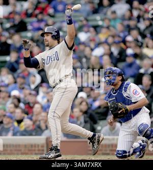13 mai 2006 - États-Unis - Mike Piazza des Padres de San Diego et Henry Blanco, receveur des Cubs de Chicago, regardent le coup de feu de Piazza en trois points lors de la neuvième manche du lanceur des Cubs de Chicago Ryan Dempster. Les Padres ont battu les Cubs 4-3, samedi 13 mai 2006, à Wrigley Field à Chicago, Illinois. (Scott Strazzante/Chicago Tribune/KRT) (image crédit : © Scott Strazzante/mct/ZUMAPRESS.com) Banque D'Images