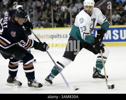 23 mai 2006 - États-Unis - le défenseur des Mighty Ducks d'Anaheim, Joe DiPenta, tente de mettre son bâton devant un tir de l'aile des Oilers d'Edmonton, Ales Hemsky, en deuxième période, lors du troisième match de la finale de la Conférence Western de la LNH, le mardi 23 mai 2006, à Edmonton, Canada. (Mark Avery/Orange County Register/KRT) (crédit image : © Mark Avery/mct/ZUMAPRESS.com) Banque D'Images