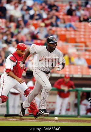 25 mai 2006 - États-Unis - Houston Astros Batter Preston Wilson (4) tente de battre une troisième frappe abandonnée, mais le catcheur des nationaux de Washington Wiki Gonzalez (à gauche) a récupéré le ballon et l'a jeté en première manche le mercredi 24 mai 2006, au RFK Stadium de Washington, DC (Steve Deslich/KRT) (Credit image : © PHOTOGNOSOURCE/mct/ZUMAPRESS.com) Banque D'Images