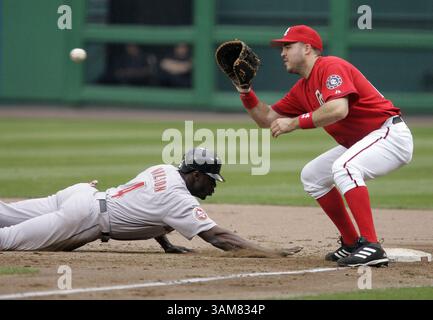 25 mai 2006 - États-Unis - Preston Wilson des Houston Astros, à gauche, plonge pour la première base de la première manche contre les Nick Johnson des Washington Nationals, jeudi 25 mai 2006, au RFK Stadium de Washington, DC (Chuck Kennedy/KRT) (crédit image : © Chuck Kennedy/mct/ZUMAPRESS.com) Banque D'Images