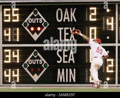 26 mai 2006 - États-Unis - Bobby Abreu des Phillies de Philadelphie fait une prise rare près du mur de terrain droit sur une balle frappée par Bill Hall des Brewers de Milwaukee en septième manche. Les Brewers battent les Phillies 6-5 au Citizens Bank Park à Philadelphie, en Pennsylvanie, le vendredi 26 mai 2006. (Jerry Lodriguss/Philadelphia Inquirer/KRT) (image de crédit : © Jerry Lodriguss/mct/ZUMAPRESS.com) Banque D'Images