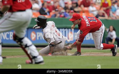 25 mai 2006 - États-Unis - Preston Wilson des Houston Astros, à gauche, plonge pour la troisième place en quatrième manche contre Ryan Zimmerman des Nationals de Washington, jeudi 25 mai 2006, au RFK Stadium de Washington, DC (Chuck Kennedy/KRT) (crédit image : © Chuck Kennedy/mct/ZUMAPRESS.com) Banque D'Images