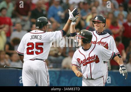 31 mai 2006 - États-Unis - Andruw Jones des Braves d'Atlanta, à gauche, qui a frappé un coup de circuit à la première manche, salue Chipper Jones, à droite, à la place à la troisième manche de Chipper en deux temps homer marquant Marcus Giles, devant, pour une avance de 4-0 sur les Dodgers. Les Braves battent les Dodgers 9-3 à Turner Field à Atlanta, en Géorgie, le mercredi 31 mai 2006. (Curtis Compton/Atlanta Journal-Constitution/KRT) (crédit image : © Curtis Compton/mct/ZUMAPRESS.com) Banque D'Images