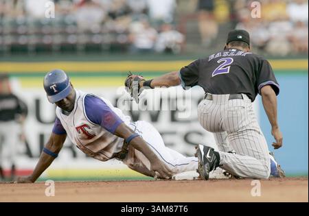 17 juin 2006 - États-Unis - Gary Matthews Jr. des Texas Rangers arrive deuxième sur un vol alors que Damion Easley, l'arrêt court des Arizona Diamondbacks, ne peut pas faire le tag dans la première manche. Les Rangers battent les Diamondbacks 8-4 à Ameriquest Field à Arlington, Texas, le samedi 17 juin 2006. (Rodger Mallison/Fort Worth Star-Telegram/KRT) (crédit image : © Rodger Mallison/mct/ZUMAPRESS.com) Banque D'Images
