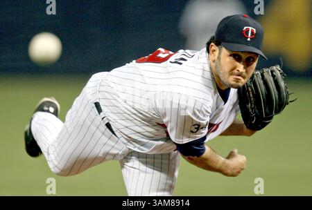 28 juin 2006 - États-Unis - Juan Rincon, lanceur de secours des Twins du Minnesota, a cédé trois tours en huitième manche aux Dodgers de Los Angeles. Les Twins ont battu les Dodgers 6-3 au Metrodome de Minneapolis, Minnesota, le mercredi 28 juin 2006. (Bruce Bisping/Minneapolis Star Tribune/MCT) (image crédit : © Bruce Bisping/mct/ZUMAPRESS.com) Banque D'Images