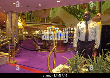 6 juillet 2006 - États-Unis - le garde de sécurité Charles Broughton surveille le plancher de jeu fermé du casino Trump Taj Mahal à Atlantic City, New Jersey, le jeudi 6 juillet 2006. Les dirigeants des États ont annoncé un accord sur le budget qui permettra aux casinos de rouvrir car les employés non essentiels de l’État, y compris les régulateurs des casinos, sont autorisés à retourner au travail. (Akira Suwa/Philadelphia Inquirer/MCT) (crédit image : © Akira Suwa/mct/ZUMAPRESS.com) Banque D'Images