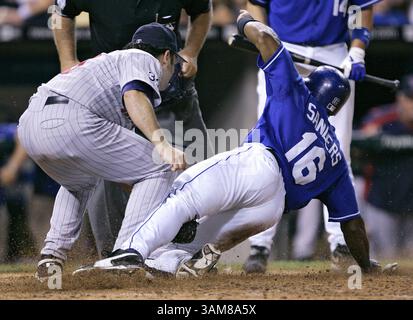 5 juillet 2006 - États-Unis - le Kansas City Royals Reggie Sanders (16) marque le feu vert en septième manche sur une balle passée par Juan Rincon, lanceur des Twins du Minnesota, qui a essayé de faire le tag sur un relais du receveur Joe Mauer. Les Royals battent les Twins, 6-3, au Kauffman Stadium de Kansas City, Missouri, le mercredi 5 juillet 2006. (John Sleezer/Kansas City Star/MCT) (image crédit : © John Sleezer/mct/ZUMAPRESS.com) Banque D'Images