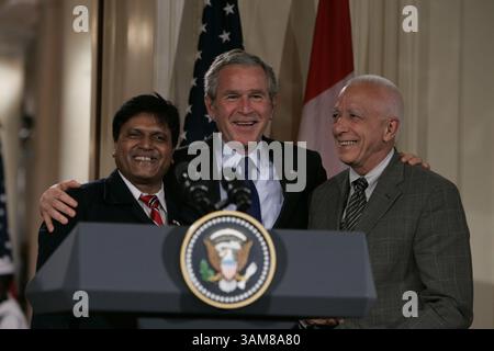 Le 6 juillet 2006 - États-Unis - le président George W. Bush, au centre, qui a 60 ans aujourd'hui, se tient avec les correspondants de la Maison Blanche Richard Benedetto, de USA Today, à droite, et Raghubir Goyal, de India Globe, à gauche, qui partagent tous deux son anniversaire, dans la salle est de la Maison Blanche après une conférence de presse avec le premier ministre Stephen Harper le jeudi 6 juillet 2006. (Chuck Kennedy/MCT) (crédit image : © Chuck Kennedy/mct/ZUMAPRESS.com) Banque D'Images