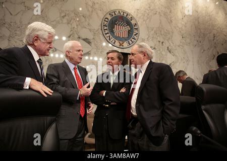 13 juillet 2006 - États-Unis - de gauche à droite, le sénateur Edward Kennedy (d-ma), le sénateur John McCain (R-AZ), le sénateur Lindsey Graham (R-SC) et le sénateur Carl Levin (d-CT) parlent avant le début d'une audience du Comité sénatorial des services armés sur Capitol Hill à Washington, D.C. le jeudi 13 juillet 2006 lors d'une audience sur les détenus de Guantanamo. (Chuck Kennedy/MCT) (crédit image : © Chuck Kennedy/mct/ZUMAPRESS.com) Banque D'Images