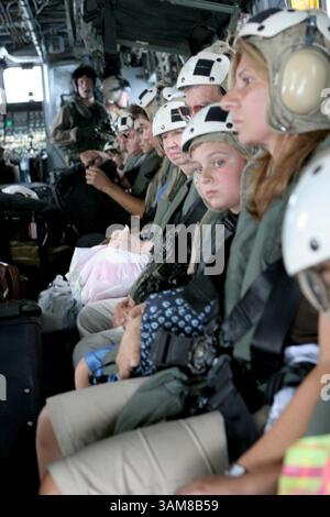 18 juillet 2006 - États-Unis - des citoyens américains sont évacués par un hélicoptère CH-53E Super Stallion du corps des Marines des États-Unis de Beyrouth, Liban, mardi 18 juillet 2006. (Gunnery Sgt. James H. Frank/US Marine corps/MCT) (crédit image : © Gunnery Sgt. James H. Frank/mct/ZUMAPRESS.com) Banque D'Images