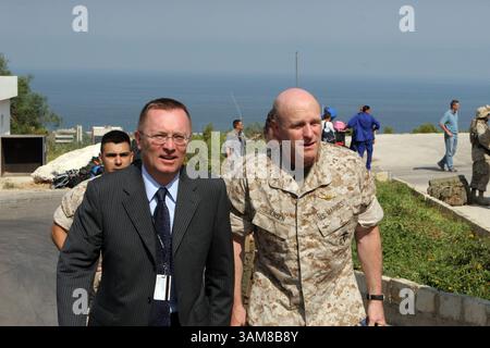 19 juillet 2006 - États-Unis - commandant, Task Force 59, Marine corps Brig. Gen. Carl Jensen, marche avec l'ambassadeur des États-Unis au Liban Jeffrey D. Feltman à l'ambassade des États-Unis à Beyrouth, Liban, le 19 juillet 2006. À la demande de l'ambassadeur des États-Unis au Liban et sous la direction du secrétaire à la Défense, le commandement central des États-Unis et la 24e unité expéditionnaire des Marines (24 MEU) aident au départ des citoyens américains du Liban. (Gunnery Sgt. James H. Frank/US Marine corps/MCT) (crédit image : © Gunnery Sgt. James H. Frank/mct/ZUMAPRESS.com) Banque D'Images